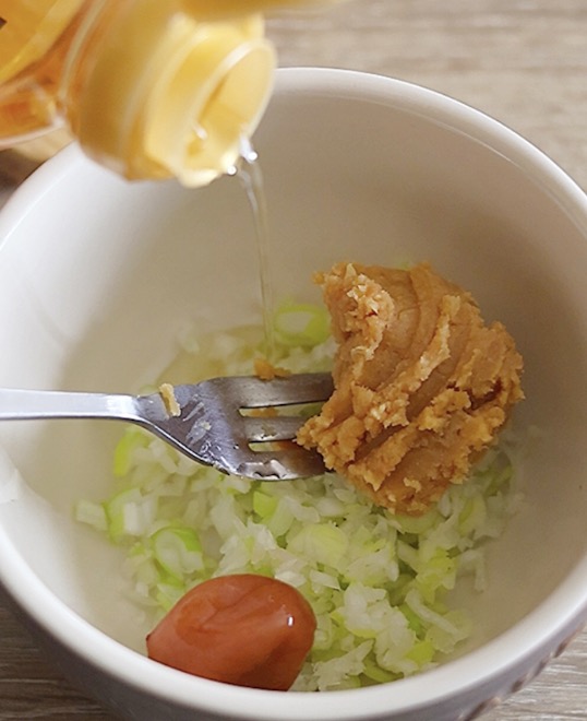 ねぎとみそと梅干しを本みりんで溶きのばしているとこ