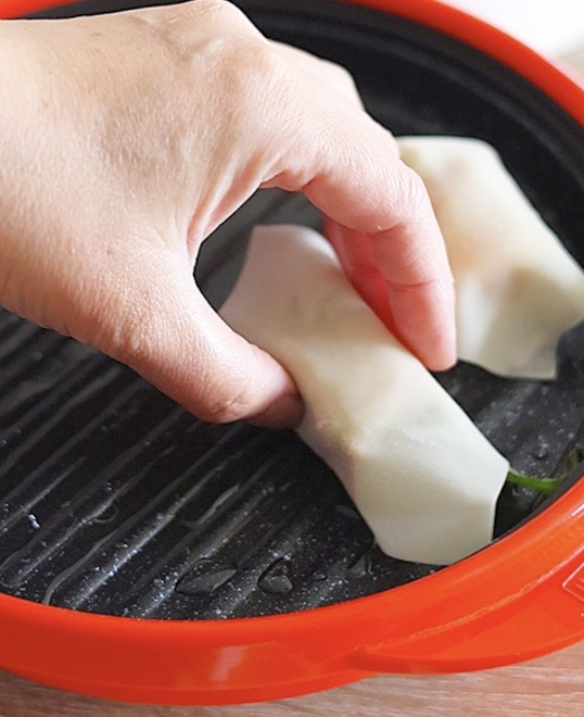 レンジメートプロにヘルシーな厚揚げのおつまみを並べている工程（レシピ）