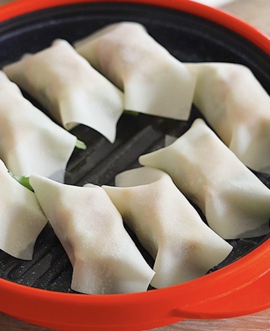 レンジで焼き色がつく調理器に、厚揚げを8つ並べ終わった様子