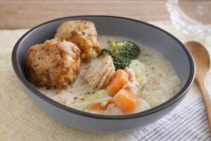 かたくなったフランスパンのリメイクレシピ！外カリ中ジュワな揚げパン団子（ブレッドダンプリング）