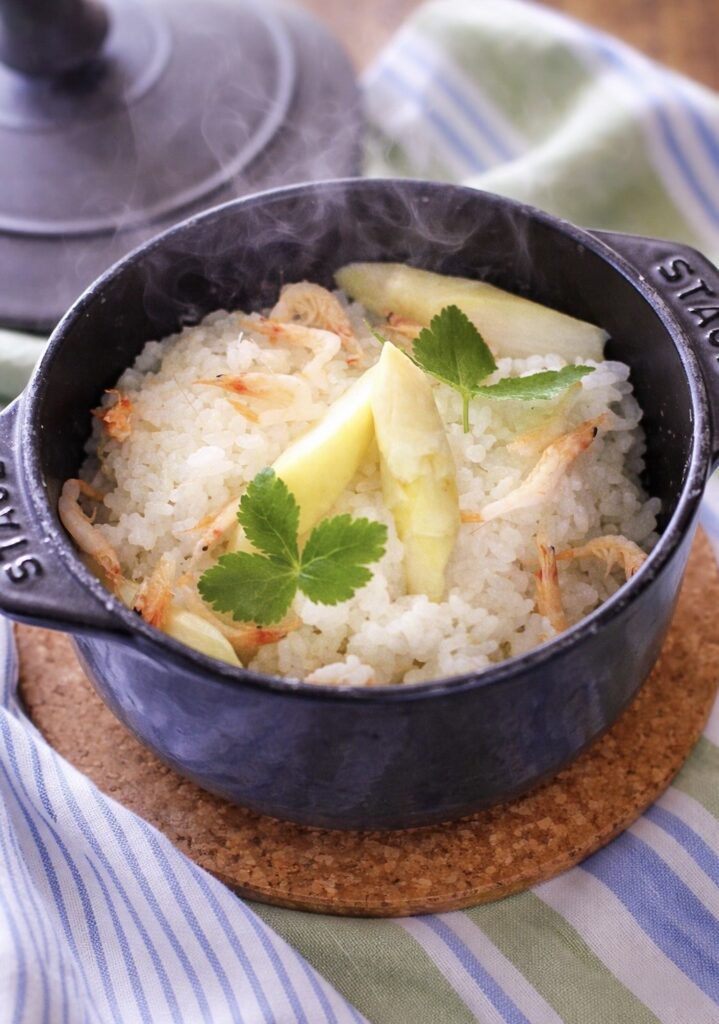 【捨てないで！】ホワイトアスパラの「皮」が最高の出汁に。春を味わう極上炊き込みご飯