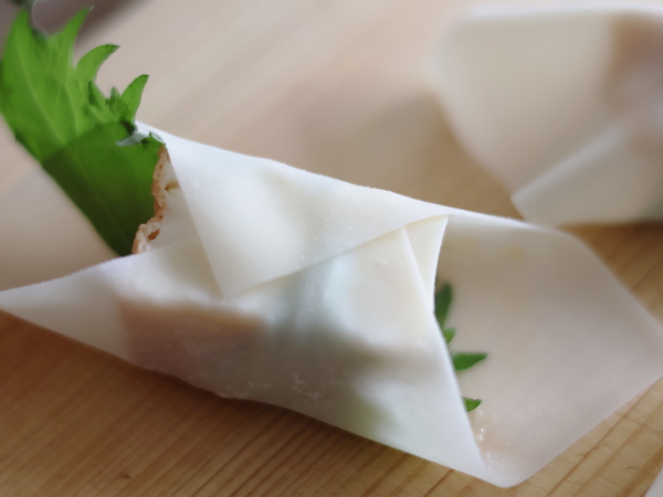 ワンタンの皮で厚揚げを巻く時の重なり具合のアップの写真