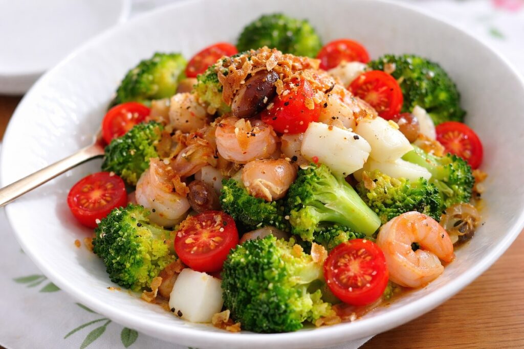 ブロッコリーサラダの決定版！冷凍シーフードと蒸し豆で彩り豊かな10分時短レシピ