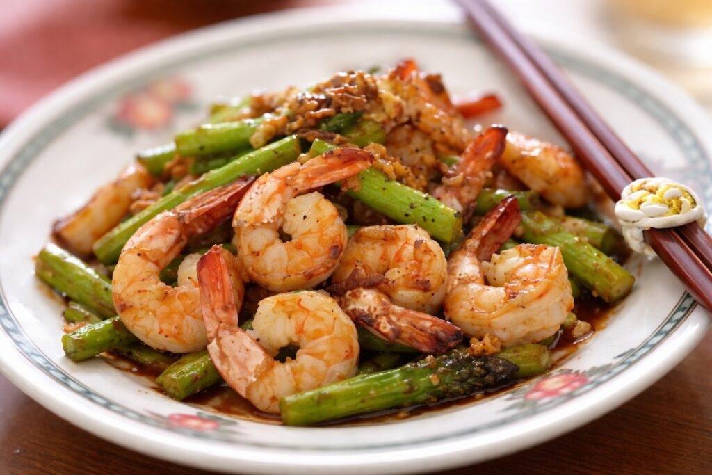海老とアスパラのオイスターソース炒めレシピ｜プリプリに仕上げる下処理と簡単10分おかず