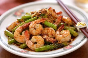 海老とアスパラのオイスターソース炒めレシピ｜プリプリに仕上げる下処理と簡単10分おかず