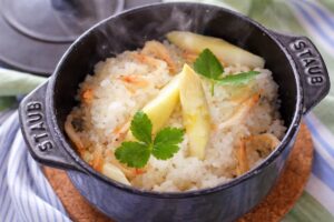 【捨てないで！】ホワイトアスパラの「皮」が最高の出汁に。春を味わう極上炊き込みご飯