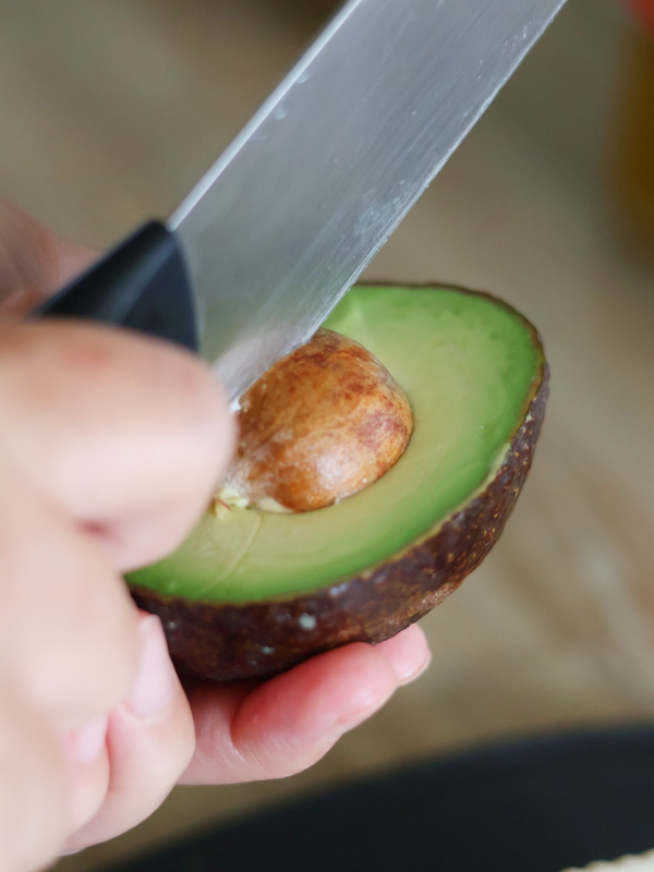 アボカドは種を取り除いて食べやすい大きさにカットします