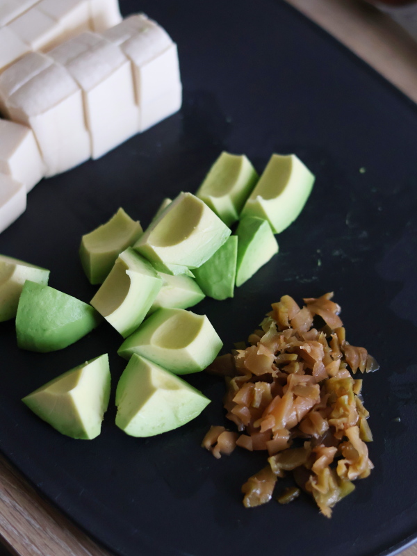 木綿豆腐はしっかり水切りをし、ひと口大の角切りにします（水切り方法は下記参照）。

アボカドは種を取り除き、同様のサイズにカット。

ザーサイは旨味が出やすいよう、あえて粗みじん切りにします。