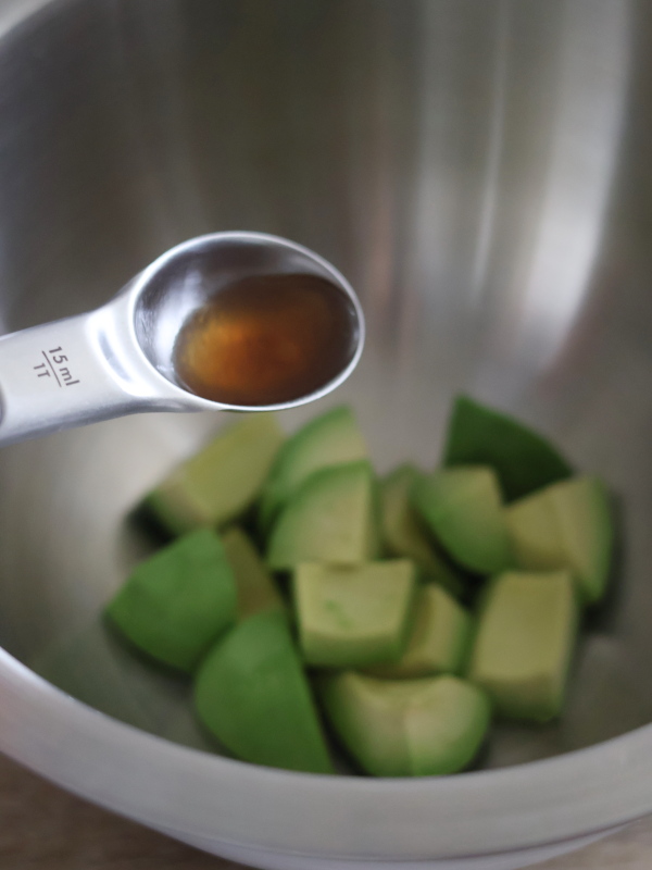 ボウルにすべての材料（豆腐、アボカド、ザーサイ、漬け汁、ごま油、醤油）を入れ、アボカドを少し潰すようなイメージでさっくりと和えます。