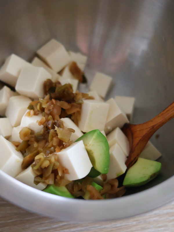 ボウルにすべての材料（豆腐、アボカド、ザーサイ、漬け汁、ごま油、醤油）を入れ、アボカドを少し潰すようなイメージでさっくりと和えます。