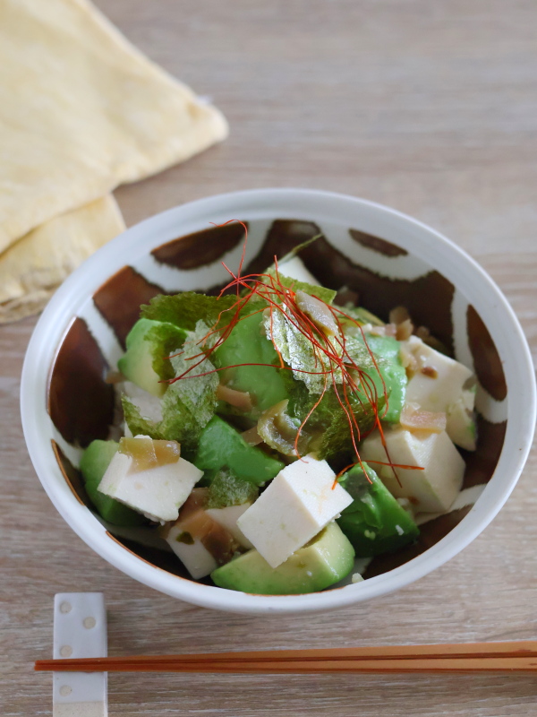 器に盛り付け、味付け海苔をちぎり、糸切り赤唐辛子と天盛りにすれば完成です。