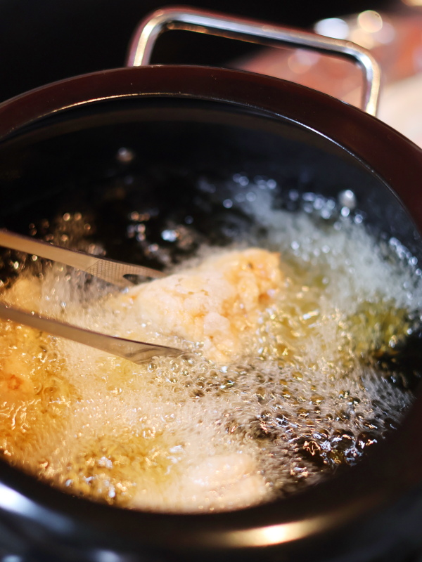 唐揚げを美味しく作るときは油の温度が下がり過ぎないように肉を入れ過ぎないこと
