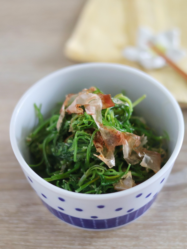 小鉢に盛り付け箸置きを添えた、おかひじきのわさびマヨ和えの食卓風景(縦アングルの完成写真)