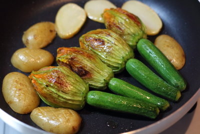 花ズッキーニを炒める時は蒸し焼きにして火を通します。