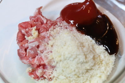 花ズッキーニの肉だねを混ぜている工程写真