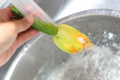 花ズッキーニの花びらは繊細なので強くこすらないように。ティッシュペーパーをつめたままやさしく流水で洗い、内側はティッシュで拭き取るようにします。