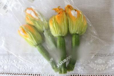 花ズッキーニは、農産物直売所や販売所、イタリア野菜を扱うスーパーなどで手に入ります。