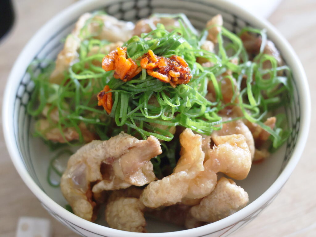 人気店の「伝串」のようなカリカリで軽やかな鶏皮チップスのレシピ