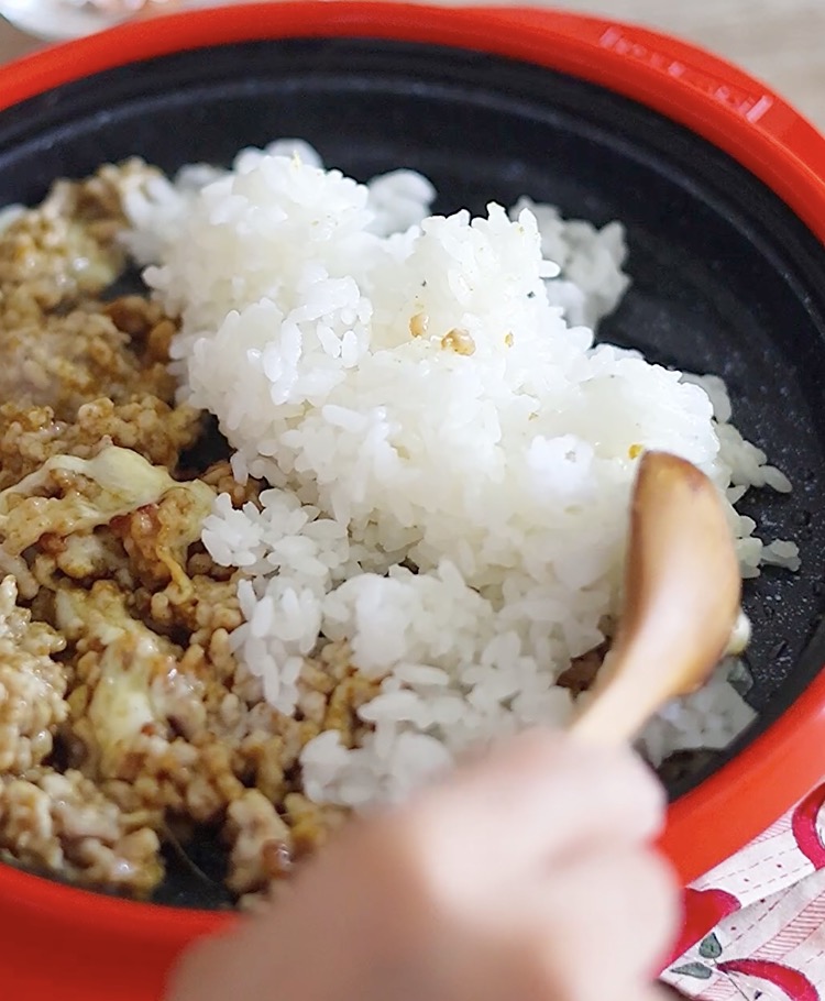 空いたスペースに温めておいたご飯を盛り付け
