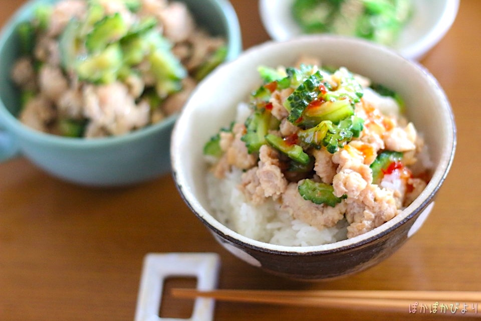ゴーヤと鶏ひき肉のそぼろ丼レシピ!ご飯がすすむ人気おかずで弁当にも最適