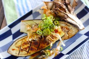 【皮むき不要】切り目にごま油で極上のジューシーさ！魚焼きグリルで香ばしく仕上げる究極の焼きなす