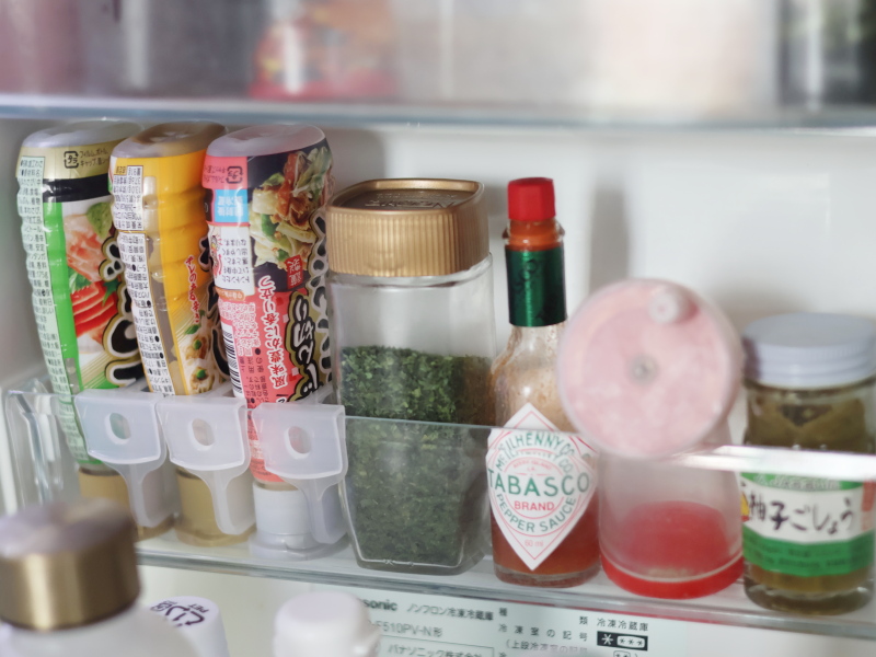 冷蔵庫のドアポケットで、練りスパイスを、100円SHOPの仕切りを使って収納している様子