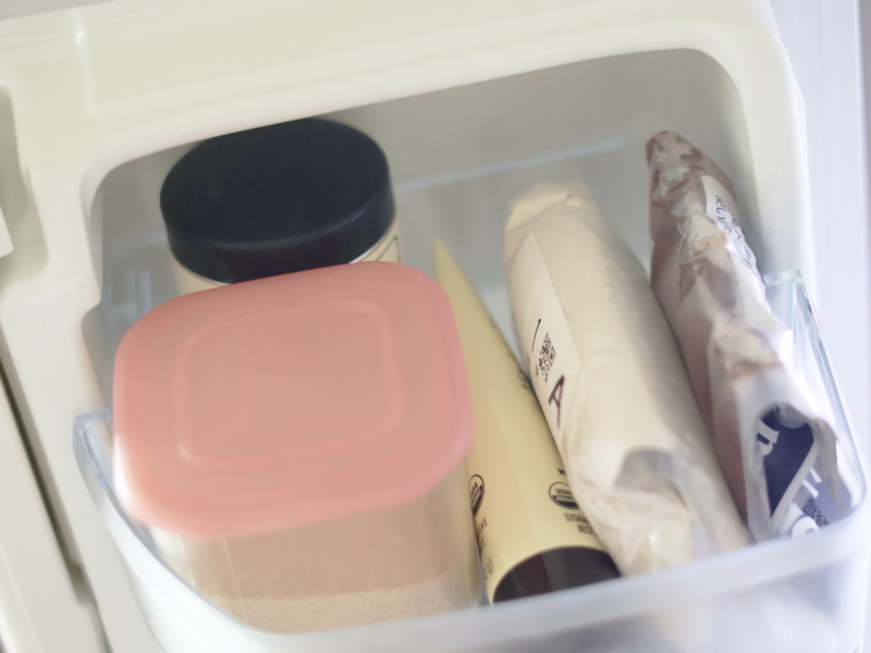 冷蔵庫の左側ドアポケット最上段に抹茶やココアパウダーなど製菓材料を収納