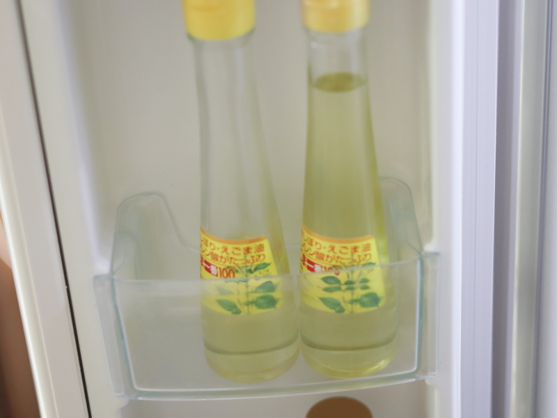 冷蔵庫のドアポケットにえごま油のボトルを収納している様子