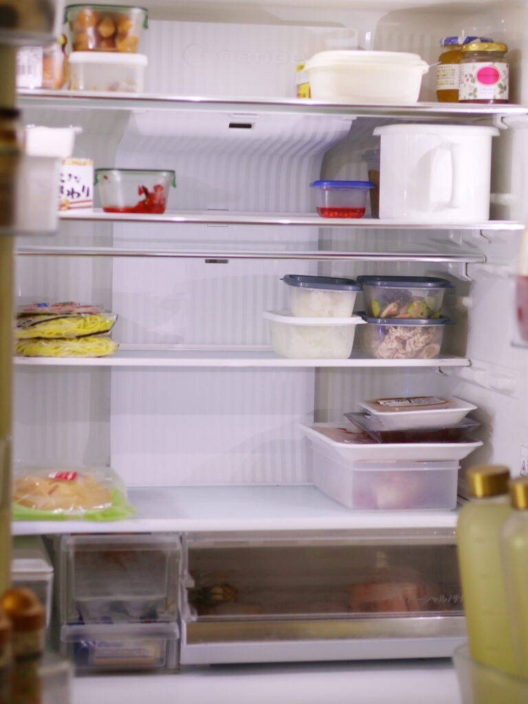 わが家の冷蔵庫を開けたところと庫内の収納