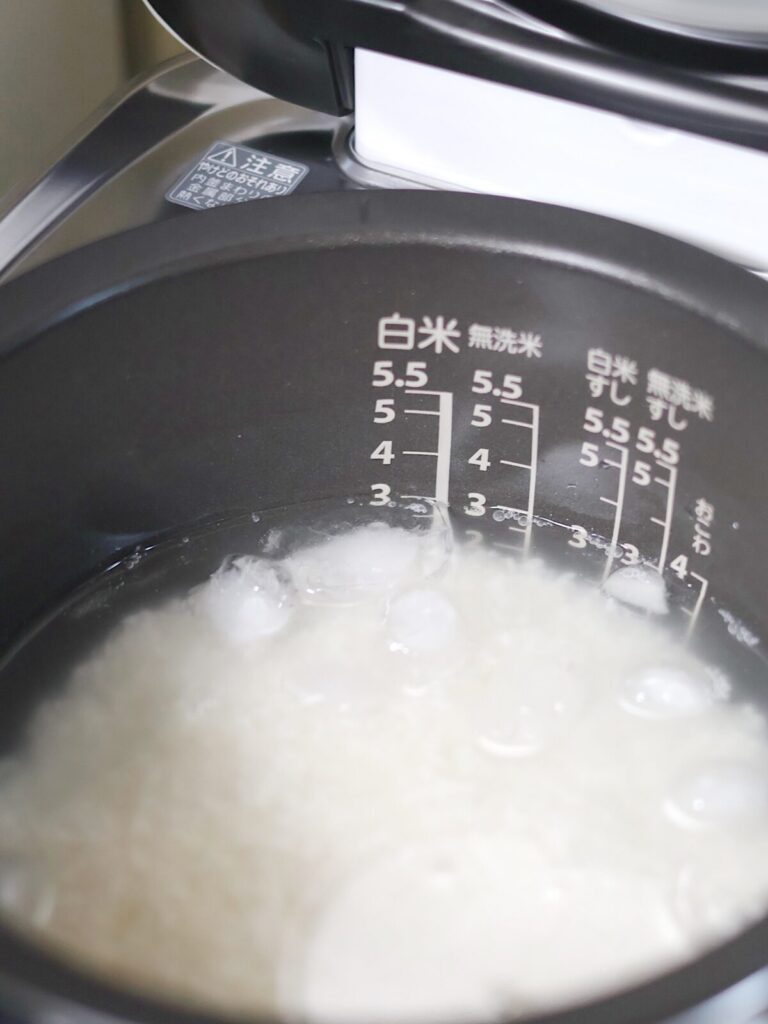 炊飯器の内釜にお米と水と氷を入れて冷水浸水させる水加減の調整