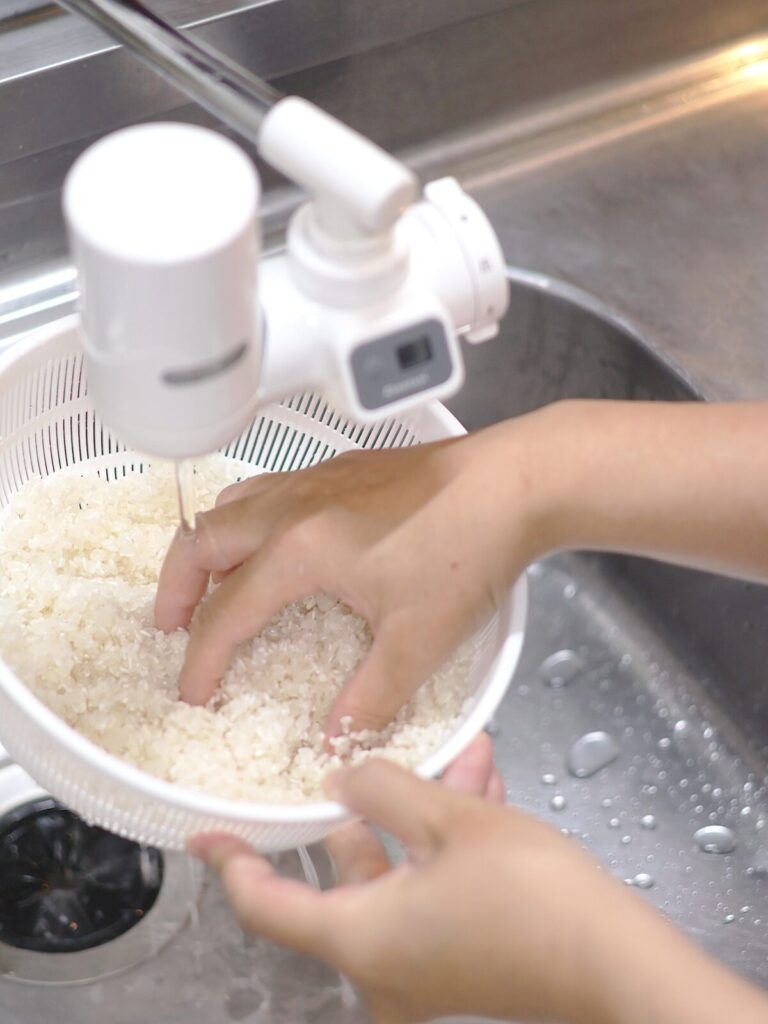 100円SHOP（ダイソー）のお米研ぎ用ザルと流水でやさしく素早くお米を洗う様子