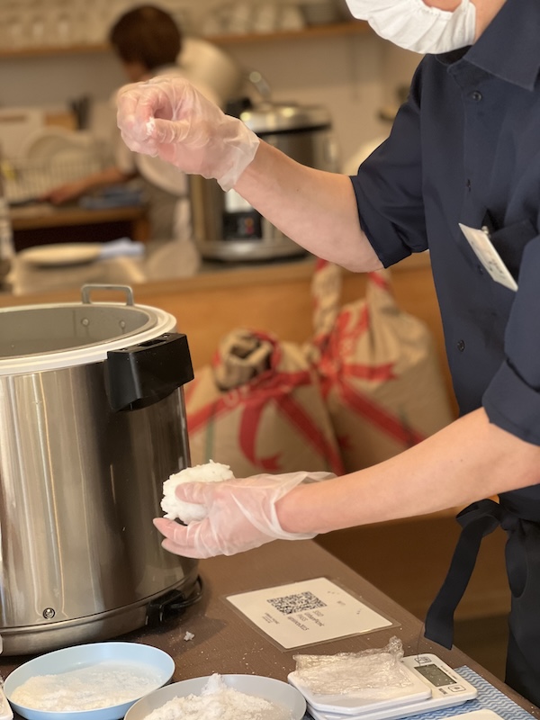 コ・ノ・ホ・シの試食イベントでおにぎりをひとつずつ丁寧に握る様子