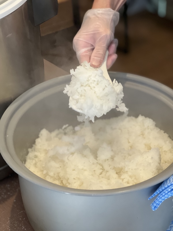 コ・ノ・ホ・シの試食イベントでおにぎりをひとつずつ丁寧に握る様子