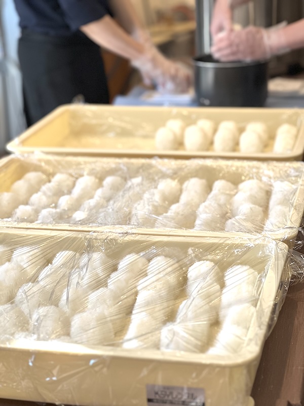 番重にきれいに並べられたコ・ノ・ホ・シの試食・販売用おにぎり
