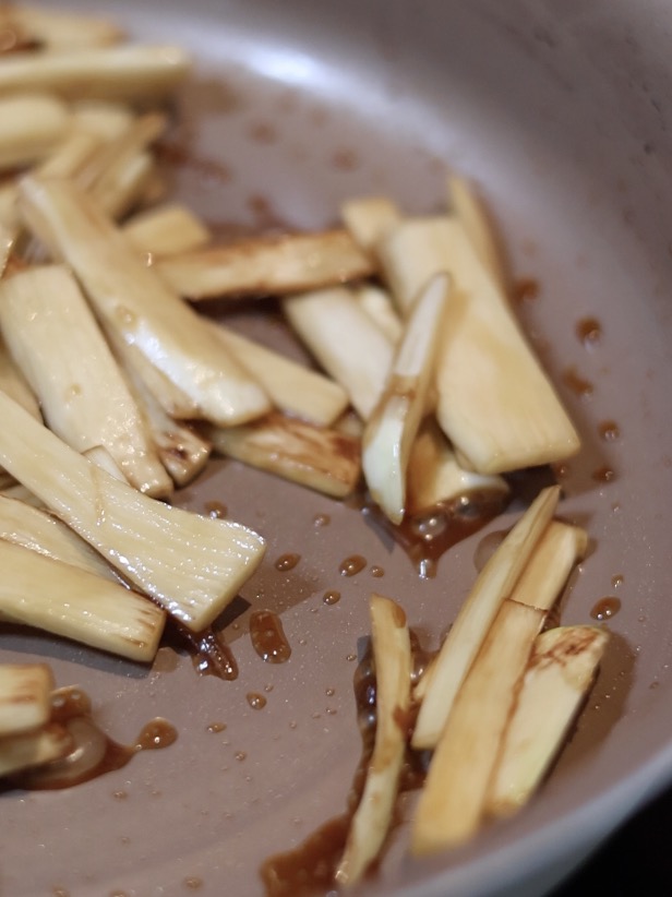 まこもだけを調味して、調味料の水気がなくなるまで火を通す様子